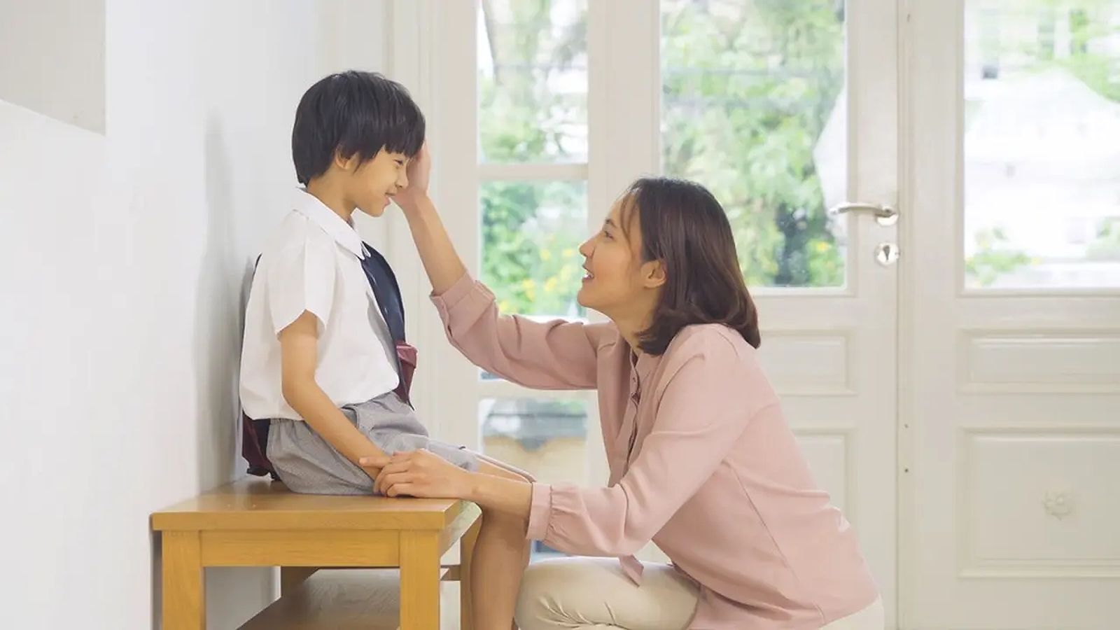 Ilustrasi seorang ibu sedang berbicara kepada anak laki-lakinya